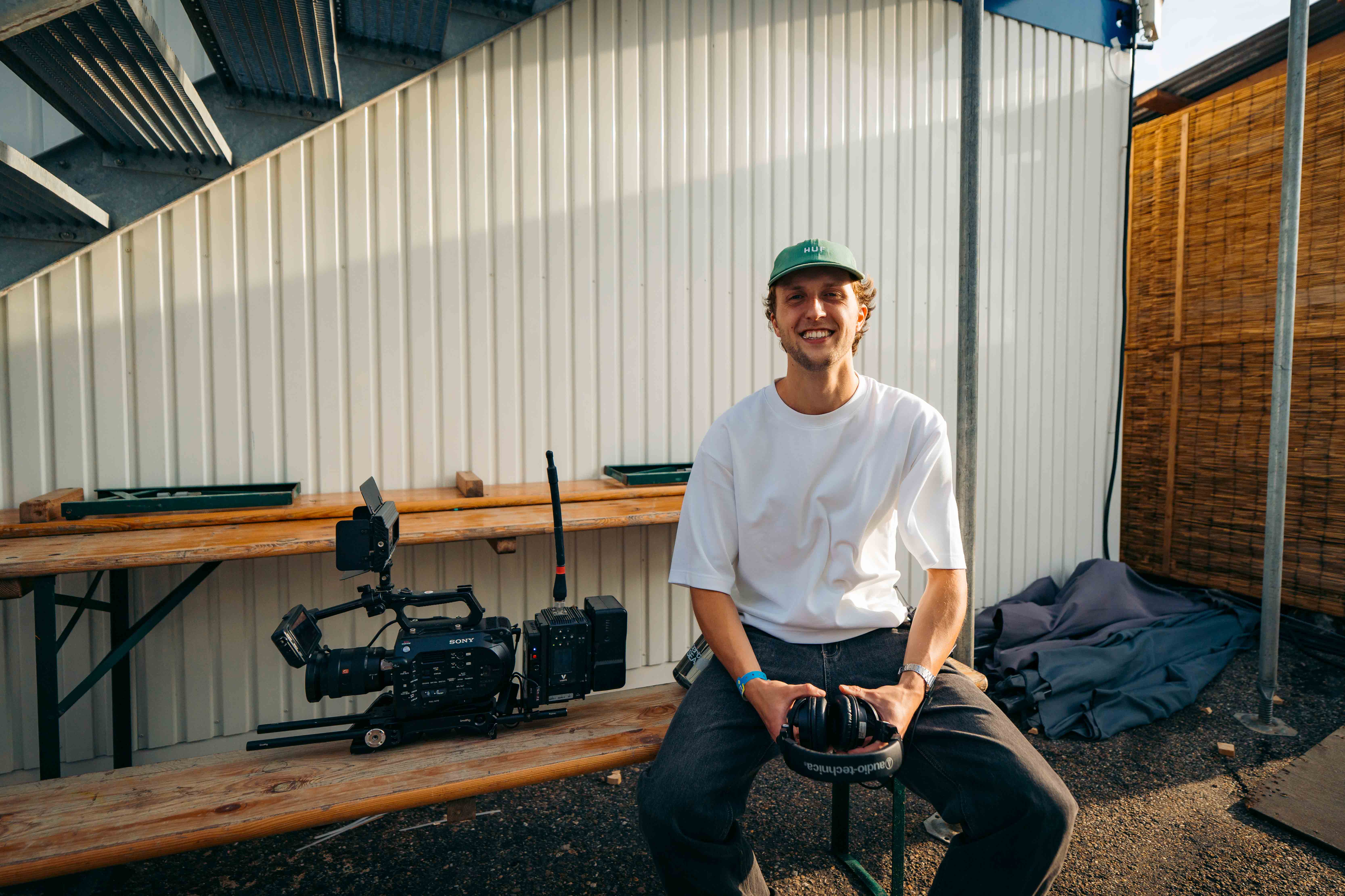 Sil Steur op de set, achter de camera